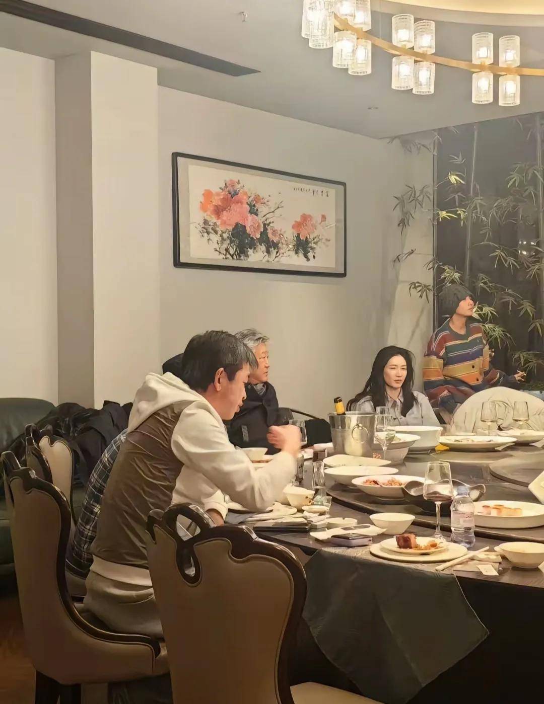 会尽显憔悴69岁赵宝刚满头白发罕见亮相PG电子麻将胡了38岁江疏影素颜参加聚(图2)