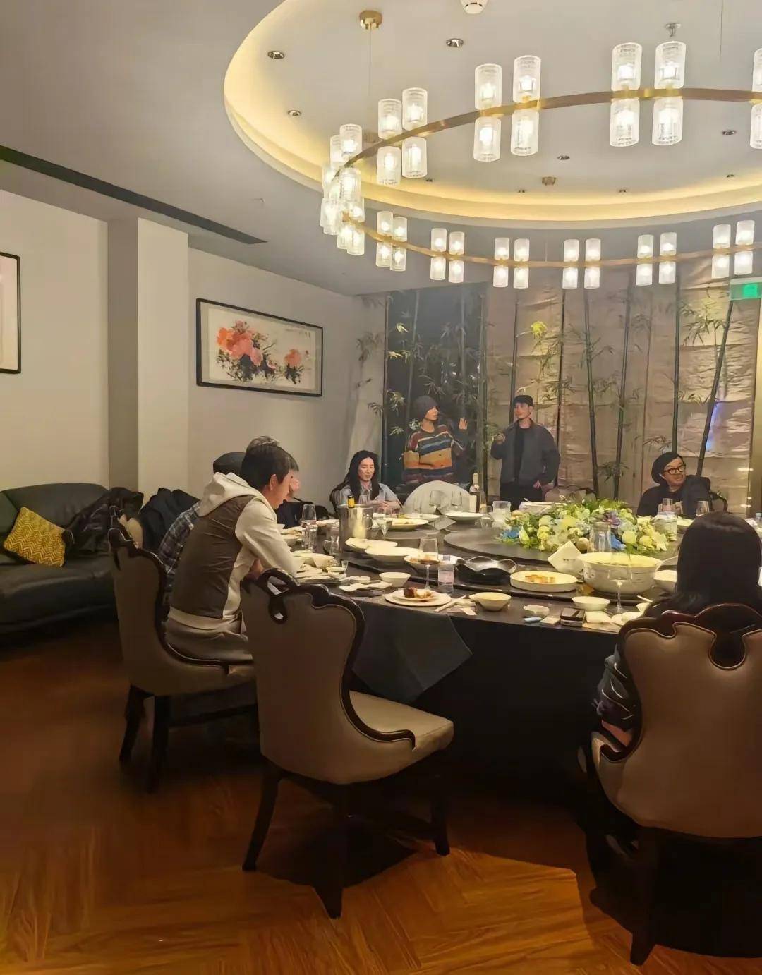 会尽显憔悴69岁赵宝刚满头白发罕见亮相PG电子麻将胡了38岁江疏影素颜参加聚(图3)