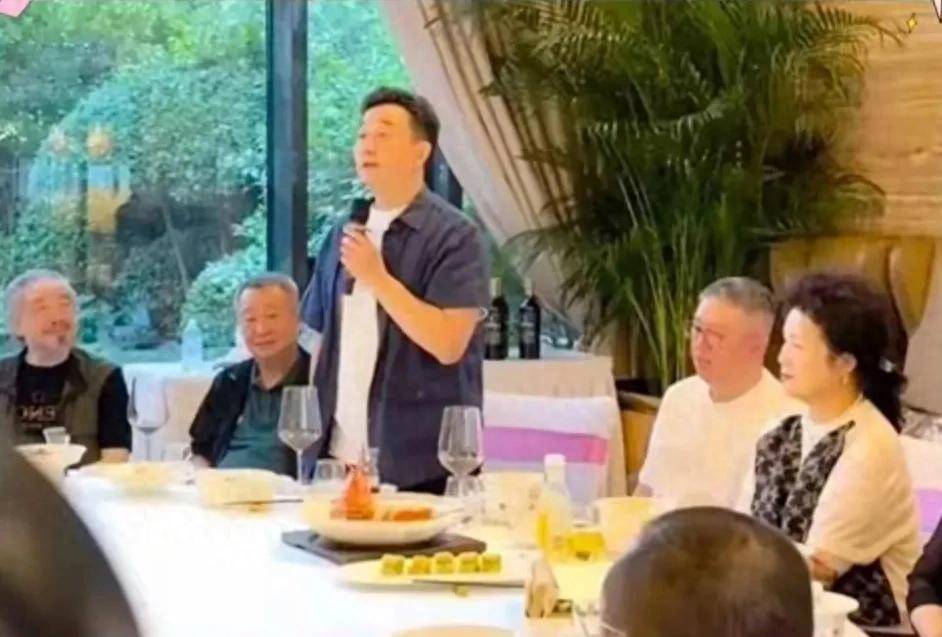 会尽显憔悴69岁赵宝刚满头白发罕见亮相PG电子麻将胡了38岁江疏影素颜参加聚(图4)