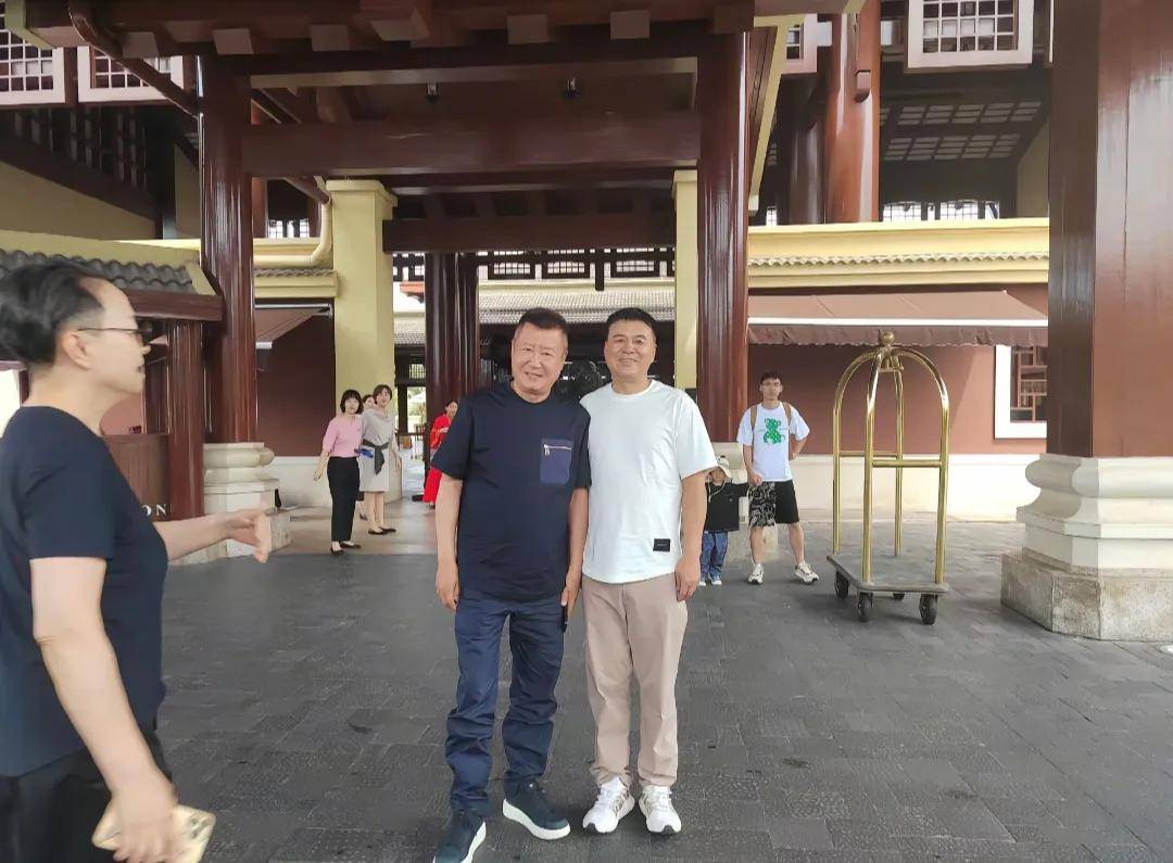 会尽显憔悴69岁赵宝刚满头白发罕见亮相PG电子麻将胡了38岁江疏影素颜参加聚(图6)